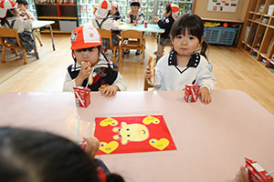 入園2日目のお給食の様子です　年少組　NO．1
