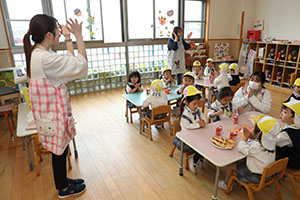 入園2日目のお給食の様子です　年少組　NO．1