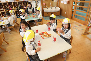 入園2日目のお給食の様子です　年少組　NO．1