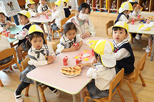 入園2日目のお給食の様子です　年少組　NO．1