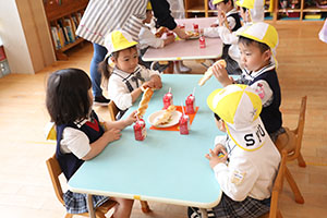 入園2日目のお給食の様子です　年少組　NO．1