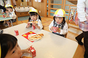 入園2日目のお給食の様子です　年少組　NO．1