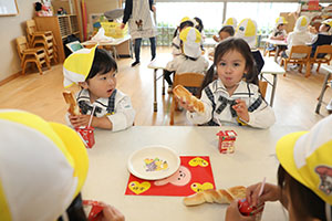 入園2日目のお給食の様子です　年少組　NO．1