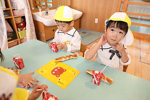 入園2日目のお給食の様子です　年少組　NO．1