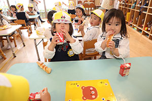 入園2日目のお給食の様子です　年少組　NO．1