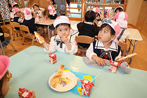 入園2日目のお給食の様子です　年少組　NO．1