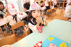 入園2日目のお給食の様子です　年少組　NO．1