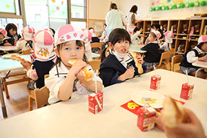 入園2日目のお給食の様子です　年少組　NO．1