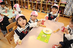 入園2日目のお給食の様子です　年少組　NO．1