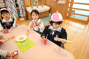 入園2日目のお給食の様子です　年少組　NO．1