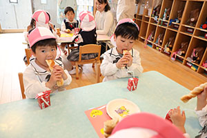 入園2日目のお給食の様子です　年少組　NO．1