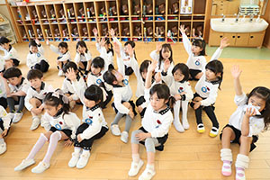 年長組さんの朝の会の様子です　B・C・D・E