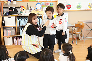 年長組さんの朝の会の様子です　B・C・D・E