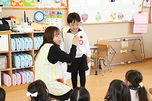 年長組さんの朝の会の様子です　B・C・D・E