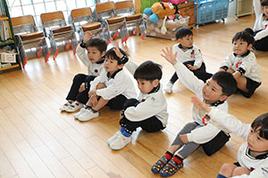 年長組さんの朝の会の様子です　B・C・D・E