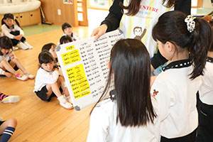年長組さんの朝の会の様子です　B・C・D・E