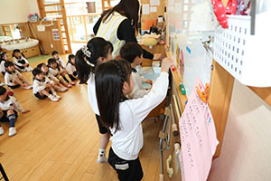 年長組さんの朝の会の様子です　B・C・D・E