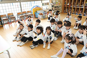 年長組さんの朝の会の様子です　B・C・D・E