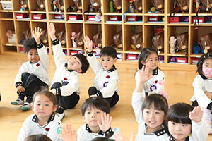 年長組さんの朝の会の様子です　B・C・D・E