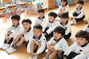 年長組さんの朝の会の様子です　B・C・D・E