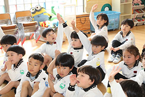 年長組さんの朝の会の様子です　B・C・D・E