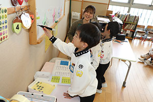 年長組さんの朝の会の様子です　B・C・D・E