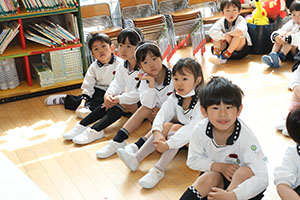 年長組さんの朝の会の様子です　B・C・D・E
