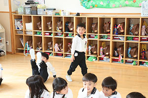 年長組さんの朝の会の様子です　B・C・D・E