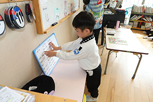 年長組さんの朝の会の様子です　B・C・D・E