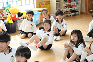 年長組さんの朝の会の様子です　B・C・D・E