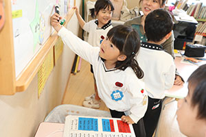 年長組さんの朝の会の様子です　B・C・D・E