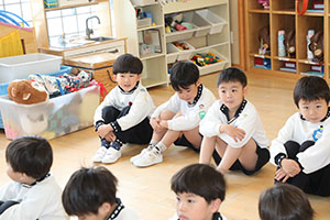 年長組さんの朝の会の様子です　B・C・D・E