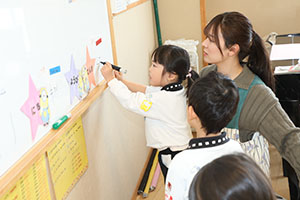 年長組さんの朝の会の様子です　B・C・D・E