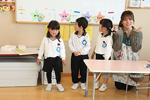 年長組さんの朝の会の様子です　B・C・D・E