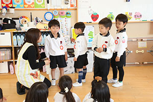 年長組さんの朝の会の様子です　B・C・D・E