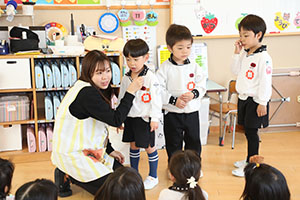 年長組さんの朝の会の様子です　B・C・D・E