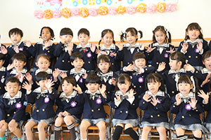 笑顔がいっぱい進級記念撮影　年長・年中