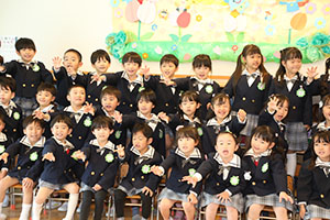笑顔がいっぱい進級記念撮影　年長・年中