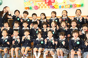 笑顔がいっぱい進級記念撮影　年長・年中