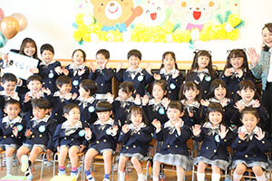 笑顔がいっぱい進級記念撮影　年長・年中