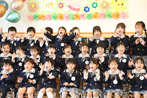 笑顔がいっぱい進級記念撮影　年長・年中