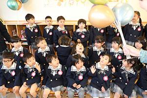 笑顔がいっぱい進級記念撮影　年長・年中