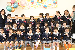 笑顔がいっぱい進級記念撮影　年長・年中