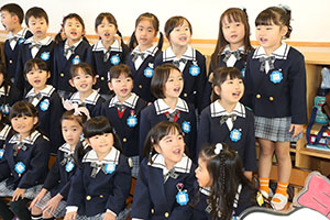 笑顔がいっぱい進級記念撮影　年長・年中