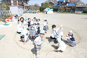 元気いっぱい園庭遊び　年少組