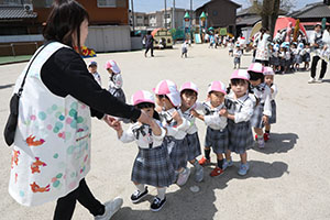 元気いっぱい園庭遊び　年少組