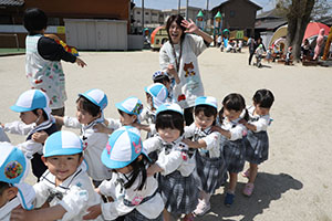 元気いっぱい園庭遊び　年少組