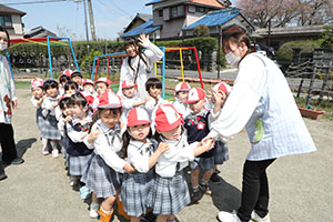 元気いっぱい園庭遊び　年少組