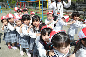 元気いっぱい園庭遊び　年少組