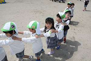 元気いっぱい園庭遊び　年少組
